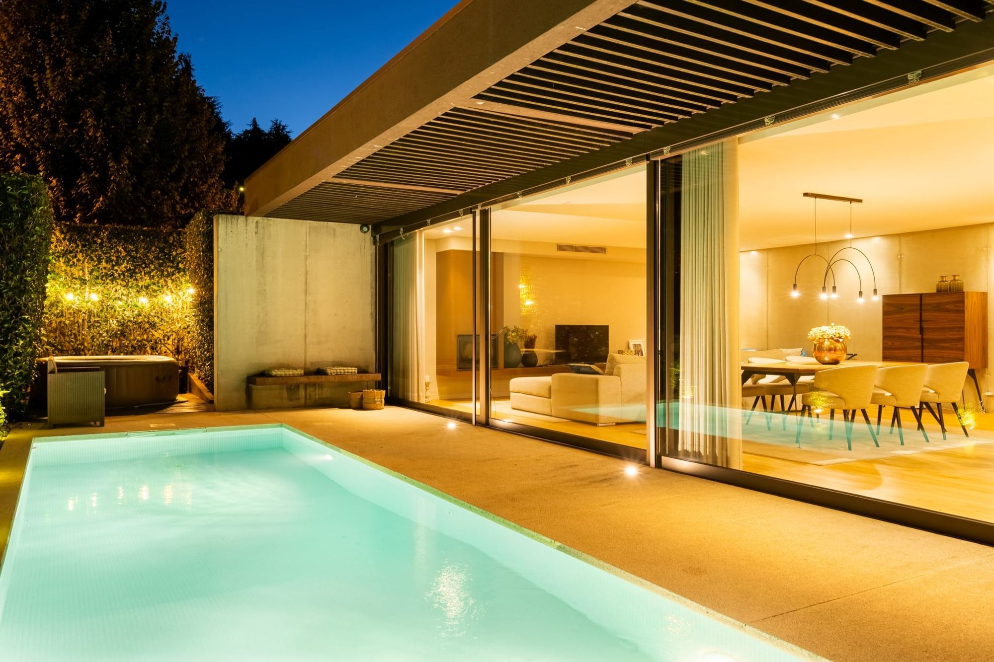 Piscina e sala ao anoitecer